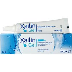 Eine Tube Xailin Augengel liegt auf der passenden Verpackung.
